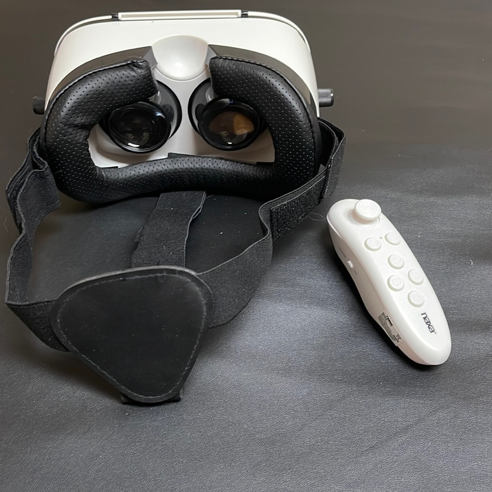 Virtual Reality Glasses with remote